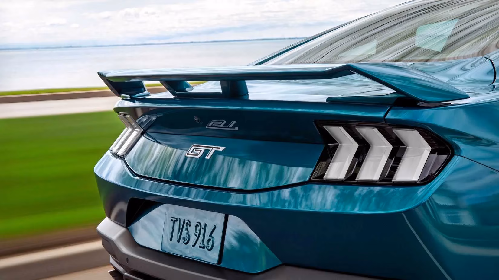 the-2026-ford-mustang-now-charges-1000-for-that-panoramic-display-image-2